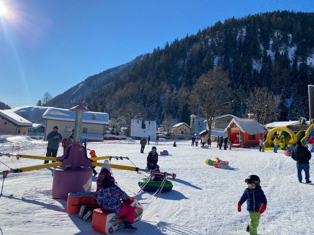 Bimbi si divertono sulla neve