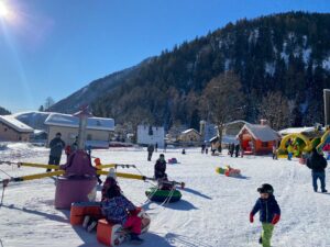 Bimbi si divertono sulla neve