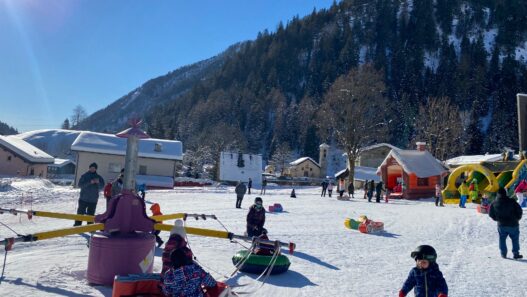 Bimbi si divertono sulla neve