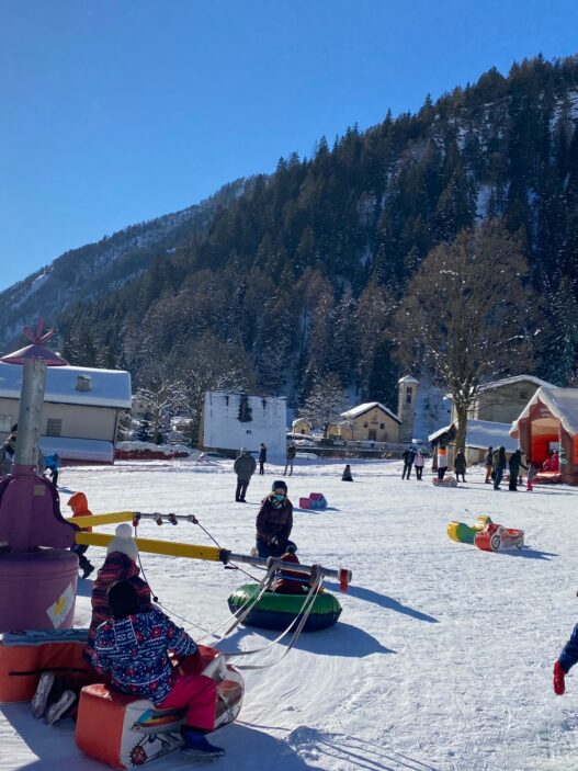 Bimbi si divertono sulla neve
