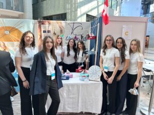 Il gruppo di studentesse che ha creato l'azienda TwinCase