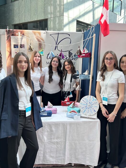 Il gruppo di studentesse che ha creato l'azienda TwinCase