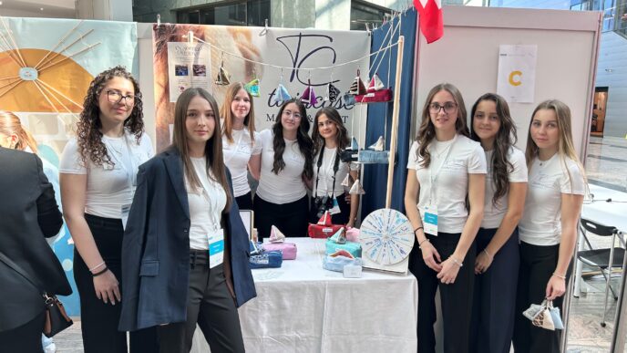 Il gruppo di studentesse che ha creato l'azienda TwinCase