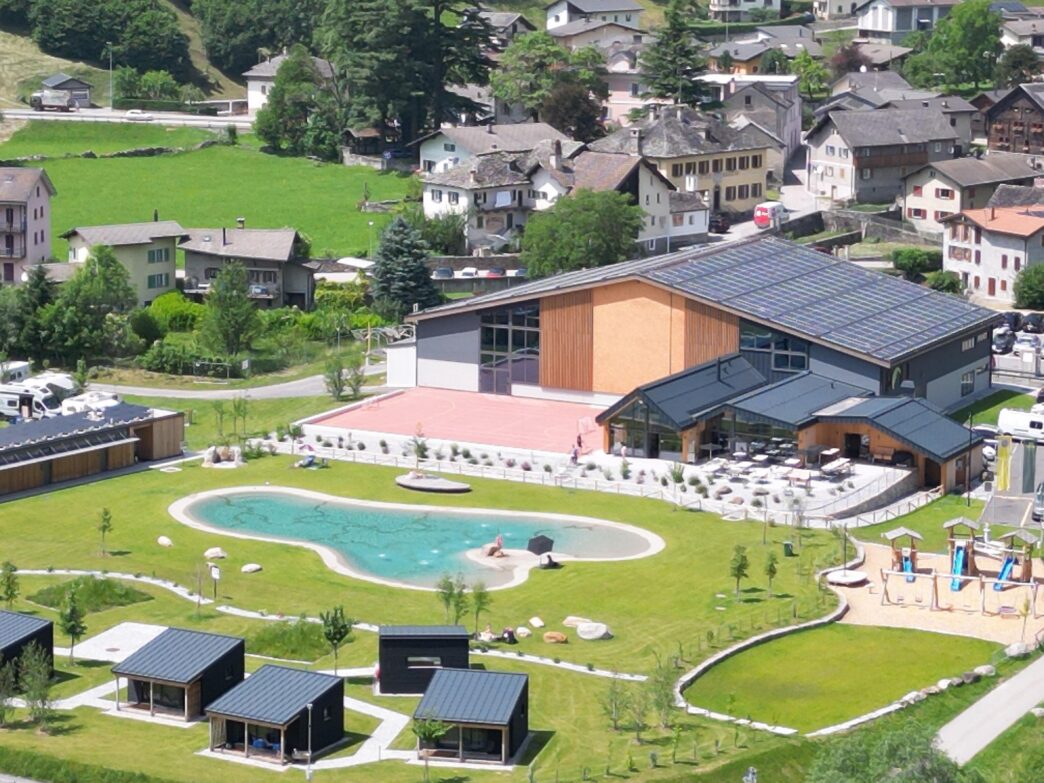 Una visione dall'alto del laghetto-piscina