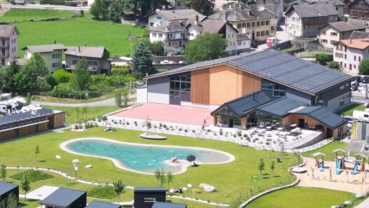 Una visione dall'alto del laghetto-piscina