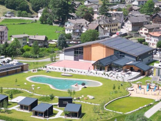 Una visione dall'alto del laghetto-piscina