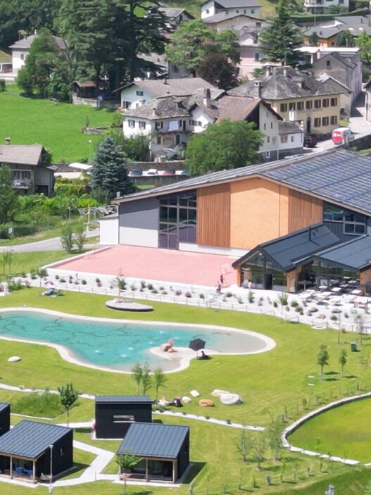 Una visione dall'alto del laghetto-piscina
