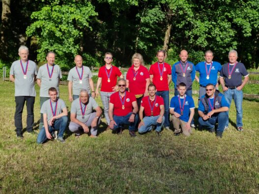 Podio, con la squadra di Ponto a destra
